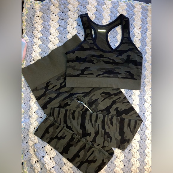 Leonisa Shapewear Camo set. *Different Sizes*
L Leggings and XL Sports Bra - Picture 2 of 11